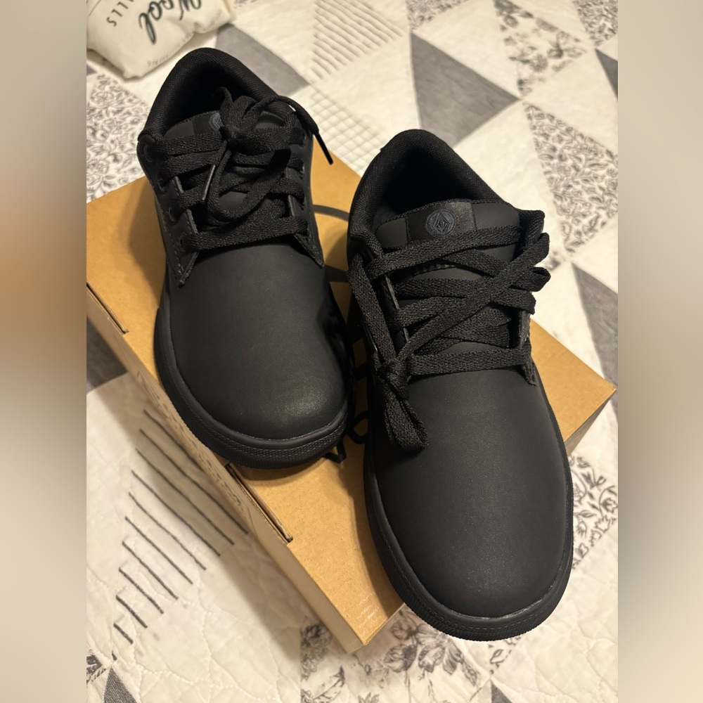 Volcom Men's Sleek Black Sneakers - Picture 2 of 9